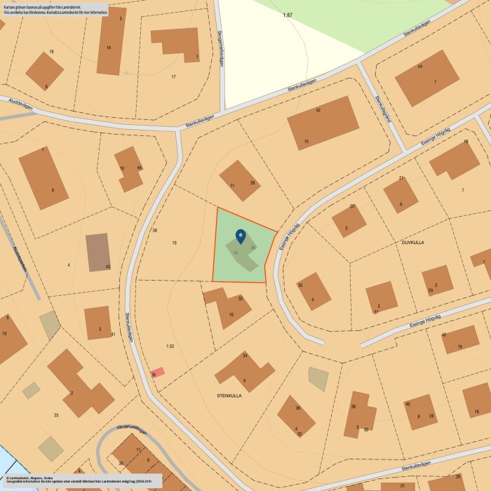 Karta som visar en tomt markerad med en röd linje, omgiven av andra fastigheter och vägar i ett bostadsområde.