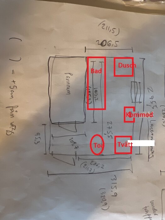 Handritad badrumsplan med mått och placering för badkar, dusch, toalett, kommod, och tvätt, med noterade dimensioner och kommentarer.