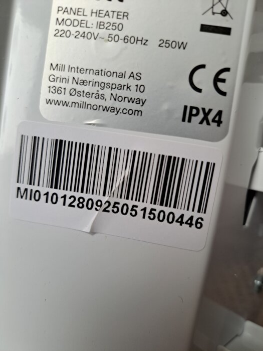 `Närbild på etikett av panelvärmare med modell IB250, IPX4-certifiering och streckkod från Mill International AS, Norge.`