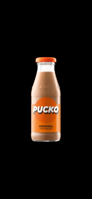 En flaska med Pucko original chokladmjölk mot en svart bakgrund.
