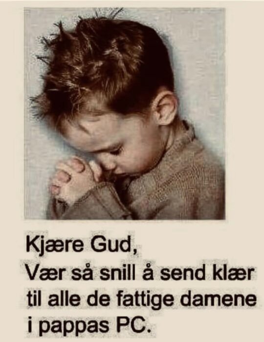 En pojke som ber med sammanpressade händer, med text på norska om att be Gud skicka kläder till "de fattige damene i pappas PC.