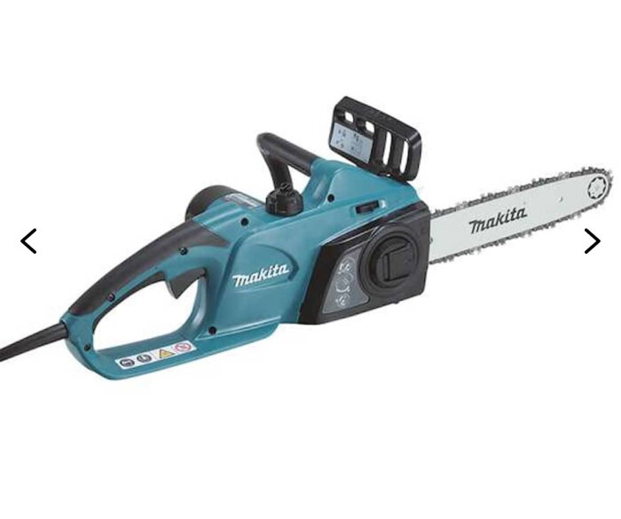 Elektrisk kedjesåg av märket Makita, blå och svart design, ligger på vit bakgrund.