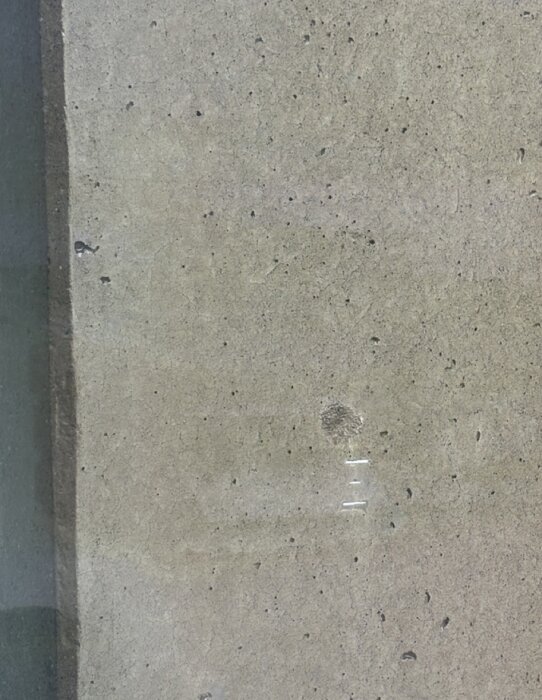 Vägg med synlig spricka och tejpbit som markerar området.