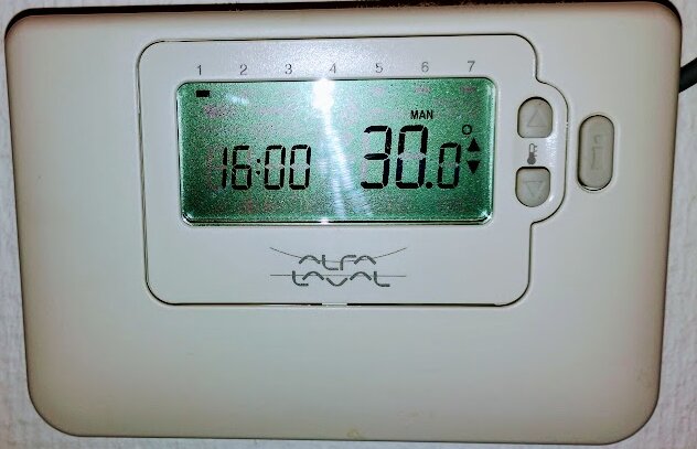 Alfa Laval CM737-rumstermostat med digital display som visar tiden 16:00 och temperaturen 30.0 grader.