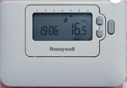 Termostat av märket Honeywell med en digital display som visar tiden 19:06 och temperaturen 16,5 grader.