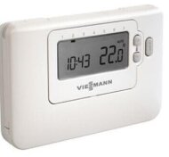 Rumstermostat Viessmann CM737 med digital display visar tid och temperatur.