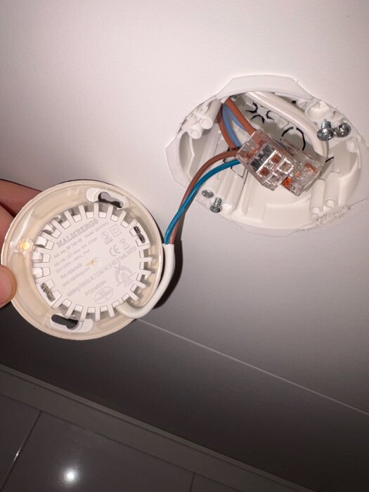 Spotlightinstallation i tak med exponerade kablar och anslutning till en Malmbergs MD-99 med text på enhetens baksida.