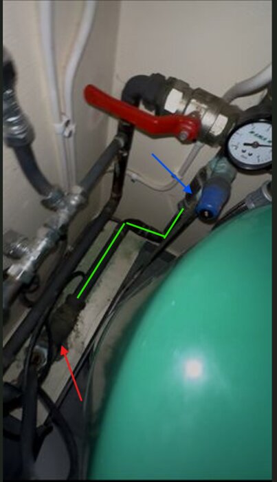 VVS-installation med rör och ventiler, där grönt rör är markerat för borttagning, röd pil visar inkommande vatten och blå pil pekar på en backventil.