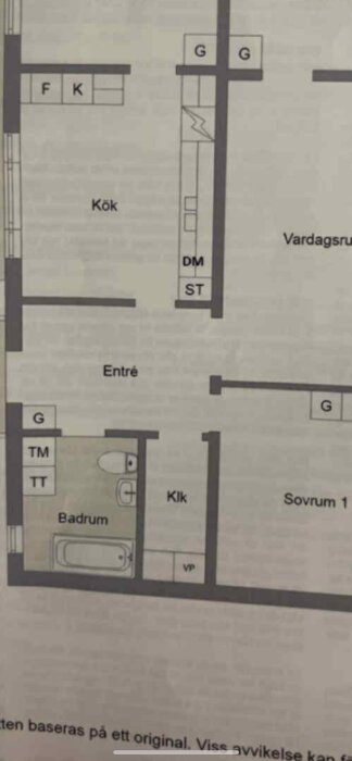 Planskiss med vardagsrum, kök, sovrum och badrum. Fråga om utrymme för gästtoalett i klädkammare med värmepump.