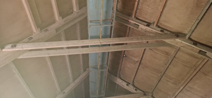 Takstol av trä och stål i en lada.