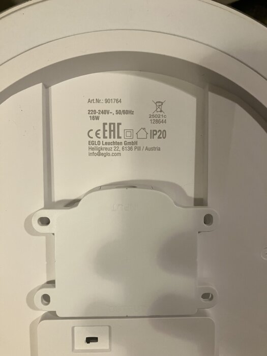 Inre delen av en takarmatur med tekniska specifikationer, inklusive modellnummer och effektinformation.