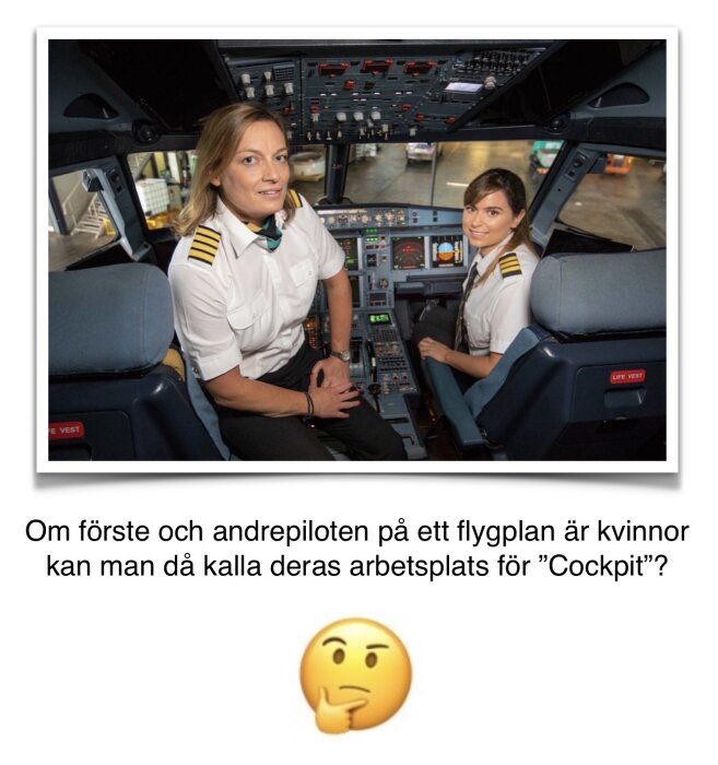 Två kvinnliga piloter i pilotsätena i ett flygplans cockpit, med text om arbetsplatsens namn under.