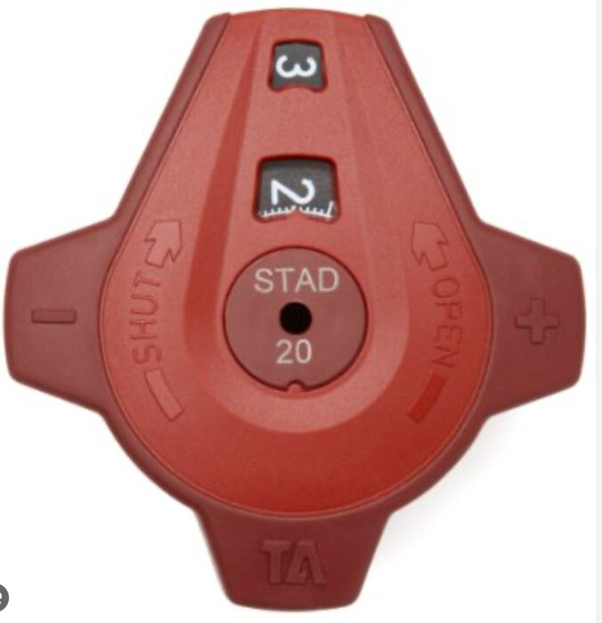 Röd TA STAD 20 injusteringsventil för reglering av värmeflöde, med markeringar för stängning och öppning.