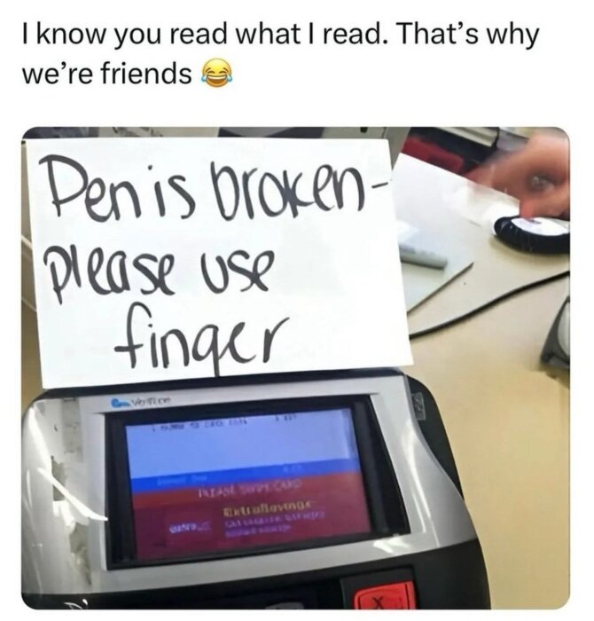 En kortläsare med en lapp som säger "Pen is broken - please use finger" ovanpå.