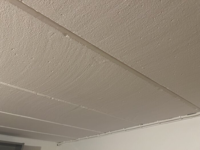 Bild av ett betongtak utanför en tvättstuga med synliga linjer och struktur.