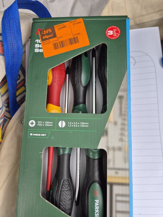 Förpackning med en sexdelad skruvmejselsats märkt med en orange rabattetikett på 25%.