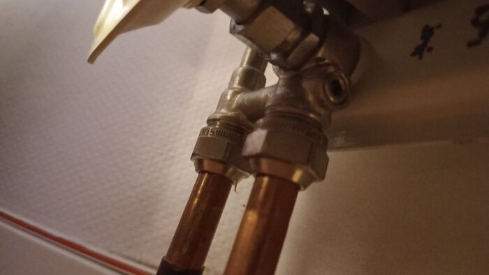 AGA TP-kopplingar med kopparrör och en skruv på bypassen, relaterat till en diskussion om tryckventiler och bypasstryck i värmesystem.