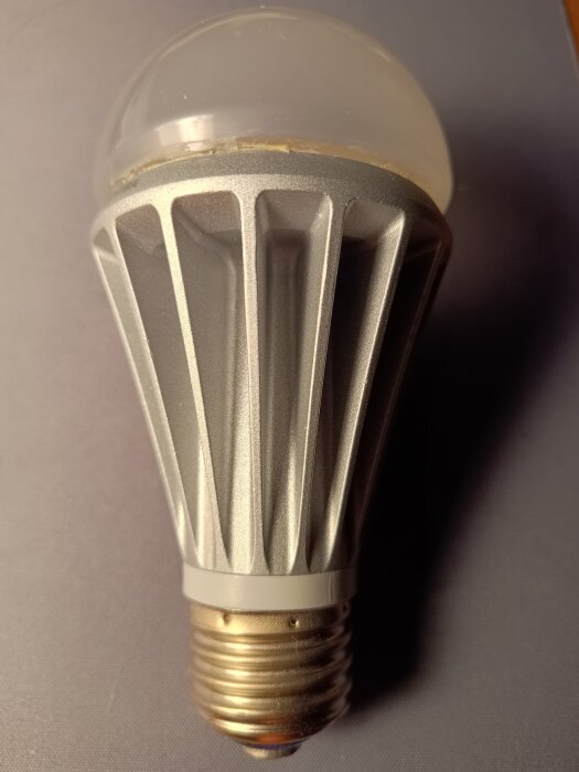 Tidigt exempel på LED-lampa i pressgjuten metall med stora kylflänsar, väger 150 gram; visar tidig utveckling av LED-teknik.