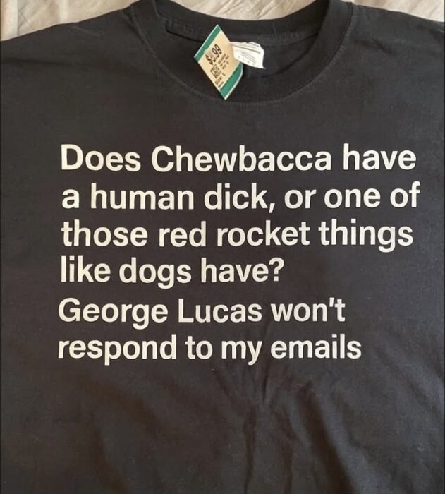 Svart t-shirt med vit text som ställer en humoristisk fråga om en känd filmkaraktär och nämner George Lucas.