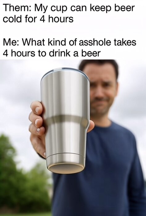 Person håller upp en silverfärgad termosmugg, med text ovanför om dryck och tid.