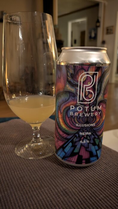 Burk med illustrativt etikett, delvis urdrucken i glas, märkning "Potum Brewery, Illusions, NEIPA, 6.5%".