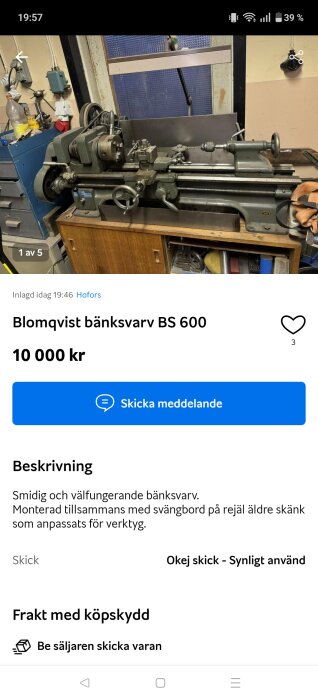 Bänksvarv Blomqvist BS 600, monterad på träskänk, med tillbehör och verktygslådor synliga i bakgrunden, fotografi från en verkstad.