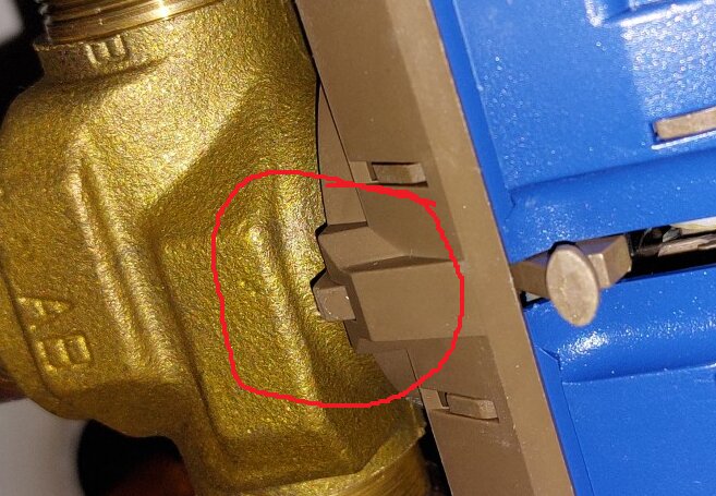 Närbild på en tryckande växelventil med insats, omgiven av en röd markering, som verkar fastna i mellanläge, del av en diskussion om reparation.