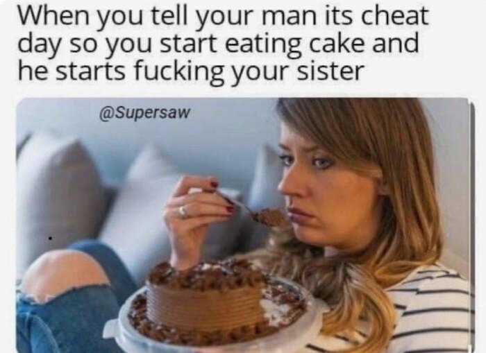 Kvinna i randig tröja ser ledsen ut medan hon äter chokladtårta.