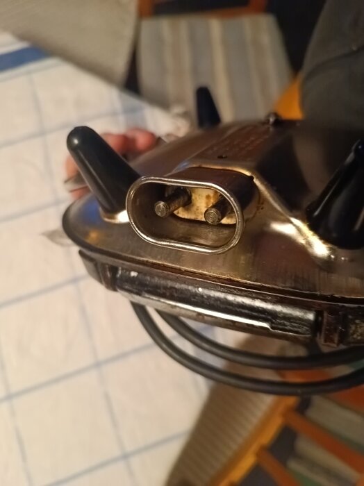 Bild av en ojordad kontakt på en elektrisk apparat, fokus på pluggen och dess två stift, ifrågasatt för brist på jordning.