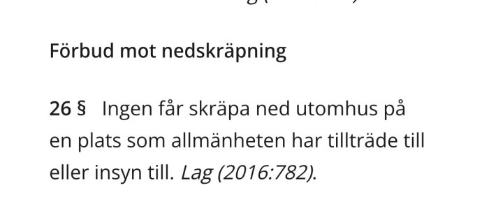 Bild av text som anger förbud mot nedskräpning utomhus där allmänheten har tillträde eller insyn, enligt Lag (2016:782) paragraf 26.