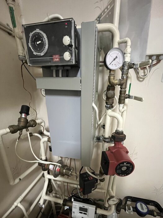 Värmesystem med manometer och rör. Användare söker hjälp med att fylla på vatten till elementen.