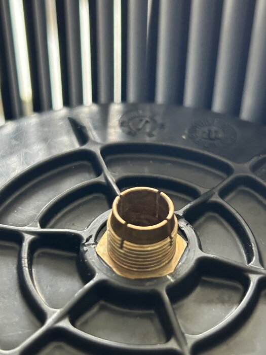 Gängad mutter med kona på fläkthjul av plast, sannolikt från en Cylinda Trinda-2.