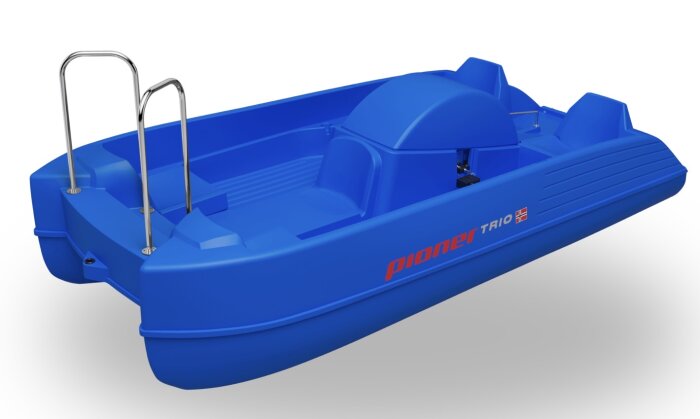 Blå trampbåt med två rostfria bågar i aktern, märkt "Pioneer Trio", visad från sidan.