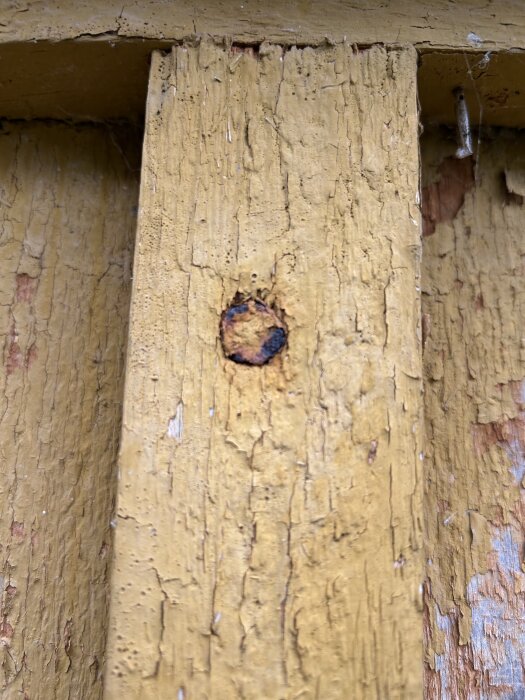 Rostig spik i gammalt trä, potentiellt gammal klippspik från hus byggt 1944.