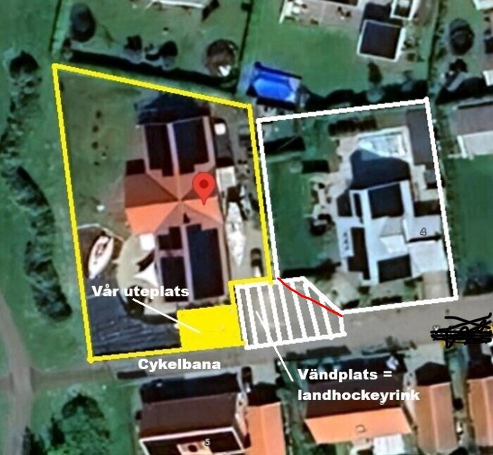 Karta över fastighetsgränser med markerade områden för uteplats, cykelbana, och vändplats/landhockeyrink. Röd linje visar gräns inne på tomten.