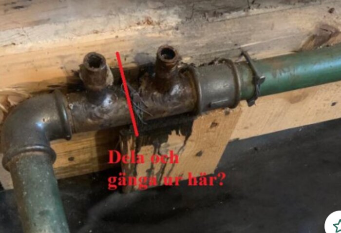 Rostigt rörsystem under golv med fråga om delning och gängning; visar två rörkopplingar där flödesproblem kan uppstå på grund av rost.
