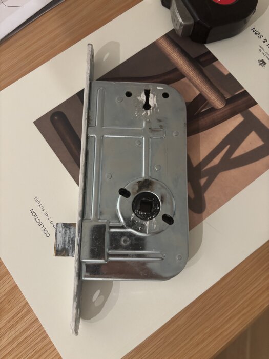 Låscylinder utan hål i dörr med installation av 35mm dörr och 15-20mm cylinder, verktyg behövs.