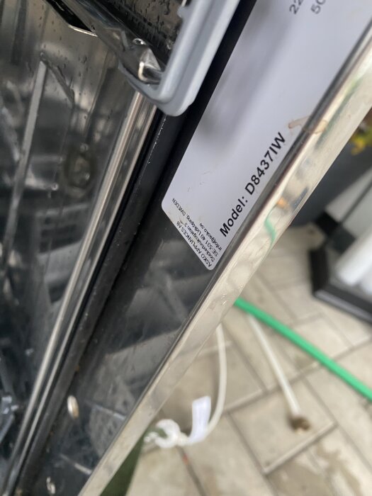 Närbild av en diskmaskin med modellnummer D8437IW på en etikett.