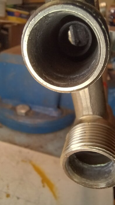 Närbild av ett 1-rörskoppel från en AGA Termopanel, visar inre detaljer med gängor och rörstump.