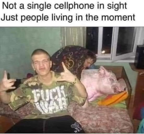 Två personer i ett rum, en sitter och poserar medan den andra böjer sig över en säng med ett svin på. Text ovanför dem om att leva i nuet.