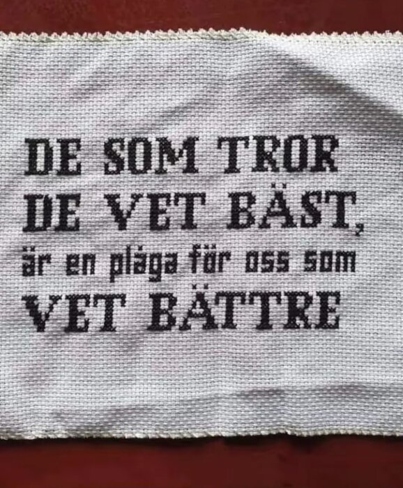 Brodyr med texten: "De som tror de vet bäst, är en plåga för oss som vet bättre.