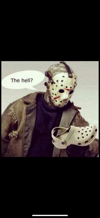 Maskerad person i sliten jacka håller i en Crocs sko och säger "The hell?" i en pratbubbla, med förvånad min.