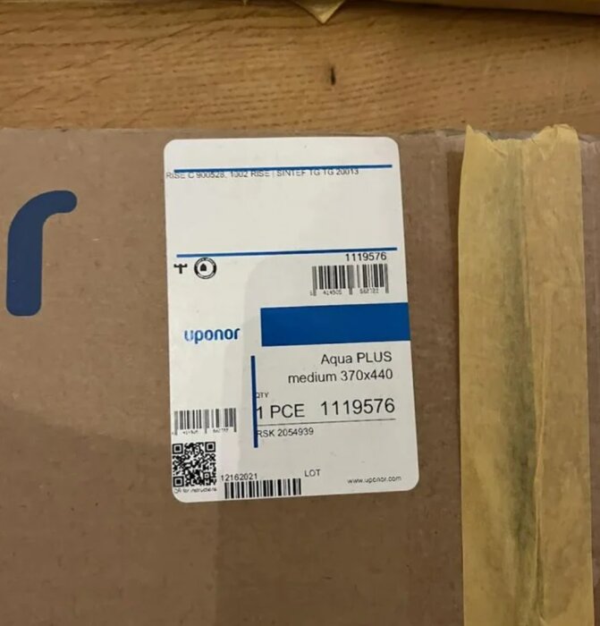 Kartong med produktetikett för Aqua PLUS tätskiktsram, medium 370x440, artikelnummer 1119576 från Uponor.