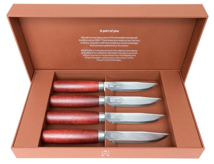 Set med fyra knivar i en ask, alla med klassiska röda handtag och bladen märkta med "MoraKniv".