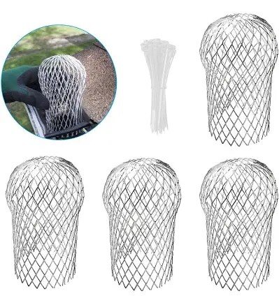 Silar i metallnät för stuprör, användbara för att förhindra skräp i avloppssystemet. Set med fyra stycken och fästanordningar.