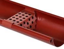 Röd hängränna med perforerat silfilter för att förhindra skräp från att blockera avloppet.