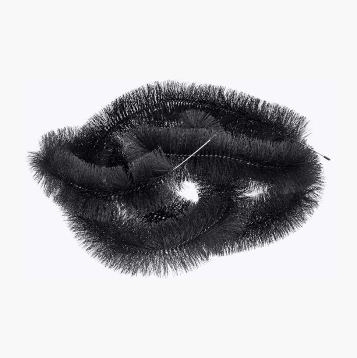 Svart sil för hängrännan, tillverkad av borstliknande material för att förhindra skräp från att täppa till stuprör.