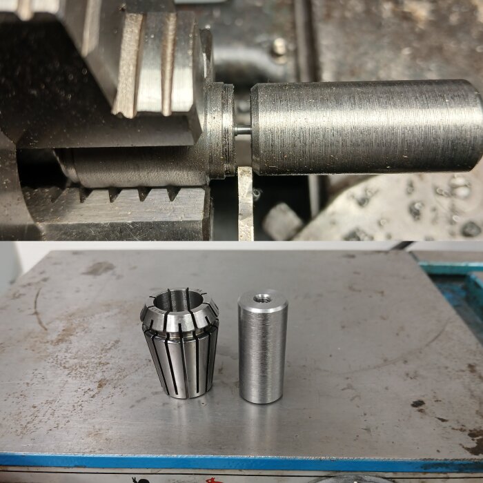 Svarvning pågår med metallstycke i chuck, samt två metallbitar på arbetsbänk: en hylschuck och en cylindrisk pryl med skruvgängor.