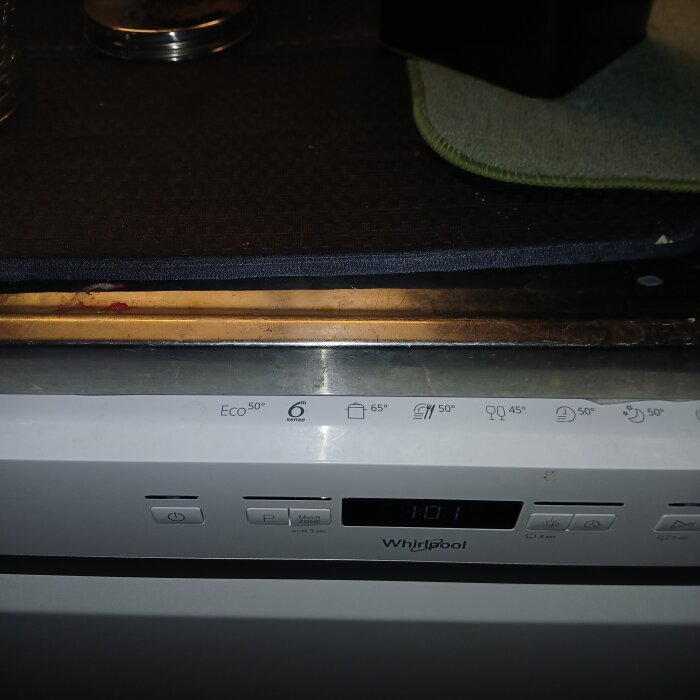 Bilden visar en kontrollpanel på en diskmaskin med olika programinställningar och temperaturen, inklusive "Eco 50°" och "65°".