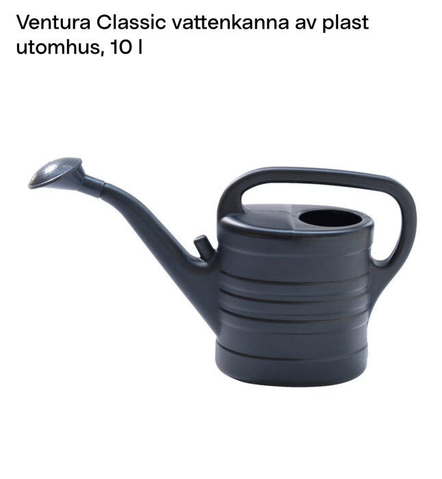 En svart plastvattenkanna på 10 liter, Ventura Classic, lämplig för utomhusbruk och att blanda flytspackel enligt inläggstexten.